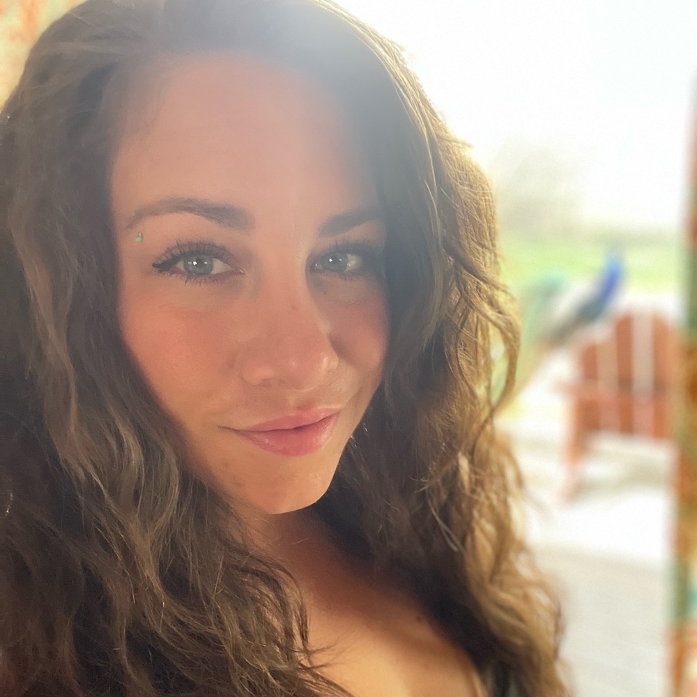 Welcome! Meet your Posher, Emma! Follow @Emmhiggi & @ruralroadmap on IG! 🥰